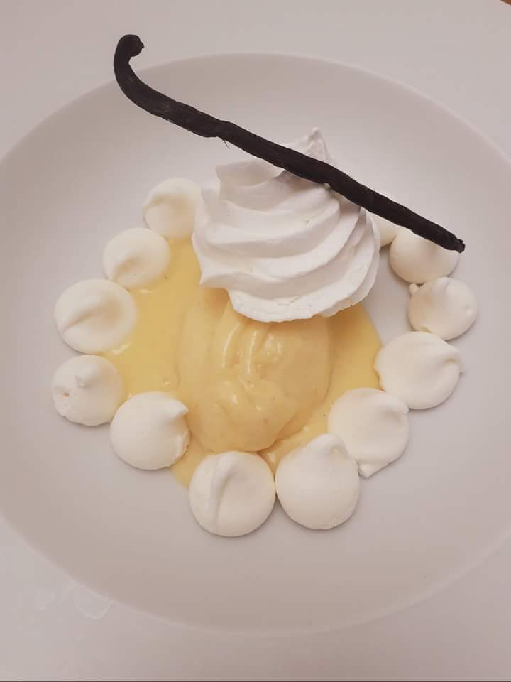 Crema alla vaniglia con gelato al pane e meringa