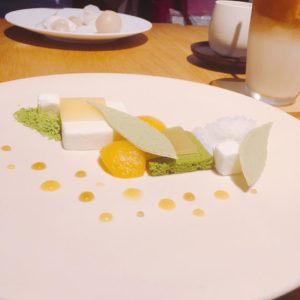 merenghe irimochi servito in pasticceria