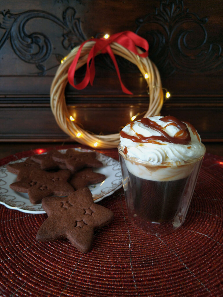 Caffè viennese al caramello con biscottini speziati al cacao